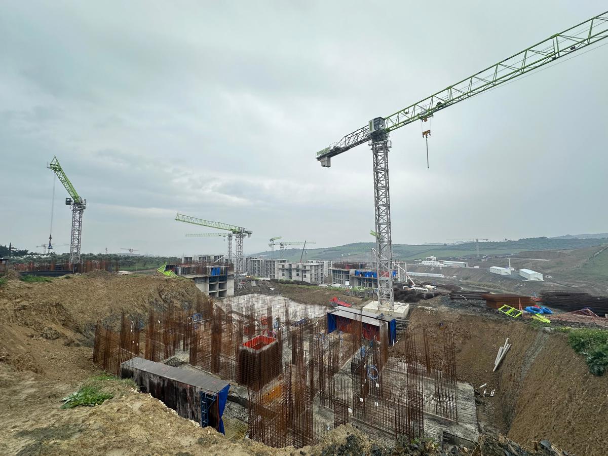 Hatay’ın Dikmece köyünde TOKİ’nin başlattığı deprem konutları inşaatı, köylülerin zeytinlik