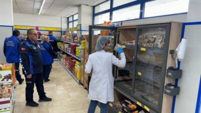 Hatay’ın Reyhanlı ilçesinde bulunan bir BİM şubesinde rafta küflü ekmek