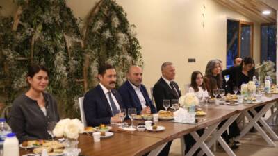 Antakya Medeniyetler Korosu Derneği tarafından düzenlenen iftar yemeğinde, üç semavi