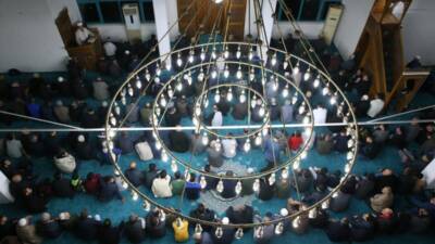 Merkez Antakya ilçesindeki TOKİ Rasullah Camisi’nde düzenlenen Kadir Gecesi programı,