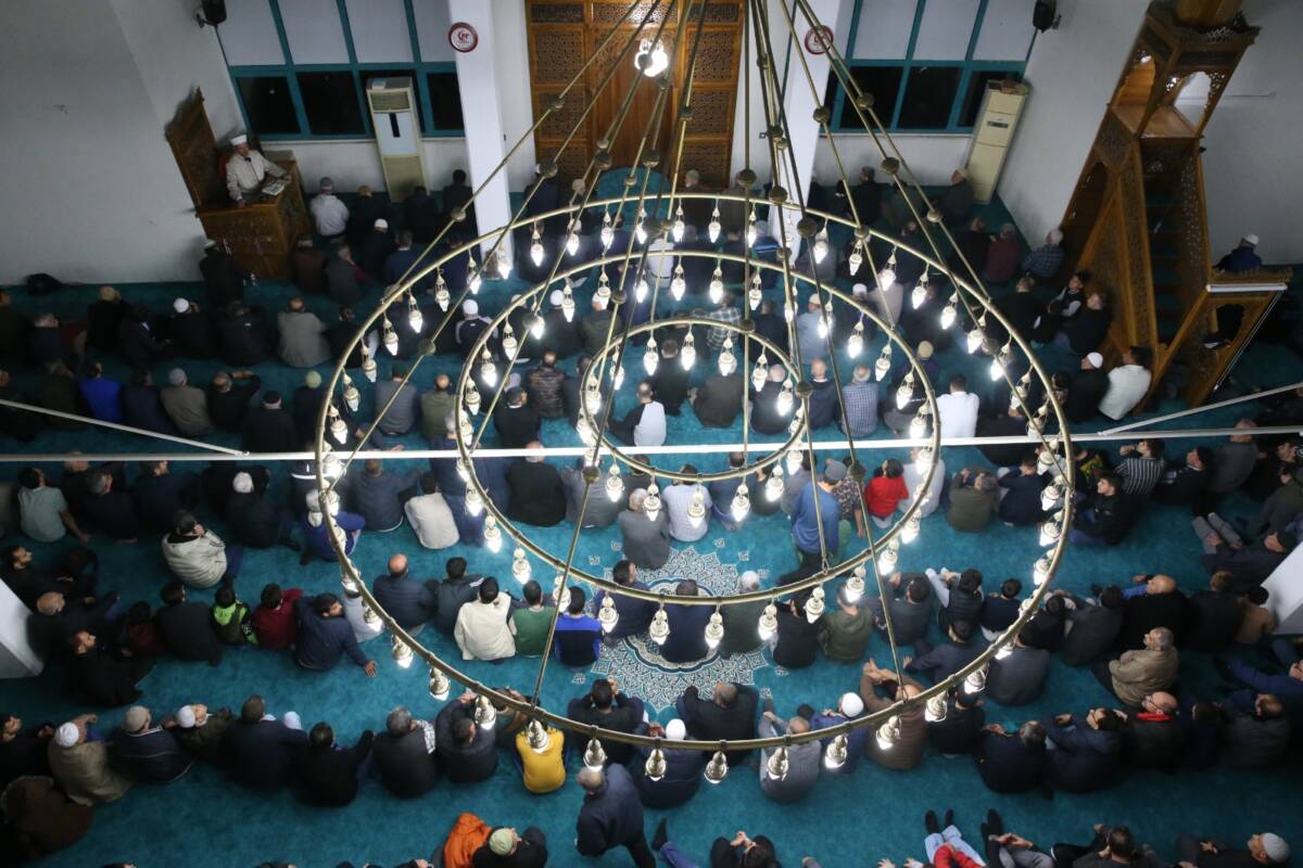 Merkez Antakya ilçesindeki TOKİ Rasullah Camisi’nde düzenlenen Kadir Gecesi programı,