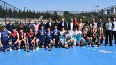 Depremden etkilenen gençlere moral kazandırmak amacıyla İstanbul Gençlik ve Spor