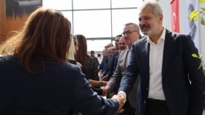 Hatay Büyükşehir Belediye (HBB) Başkanı Mehmet Öntürk, HBB personeliyle birlikte