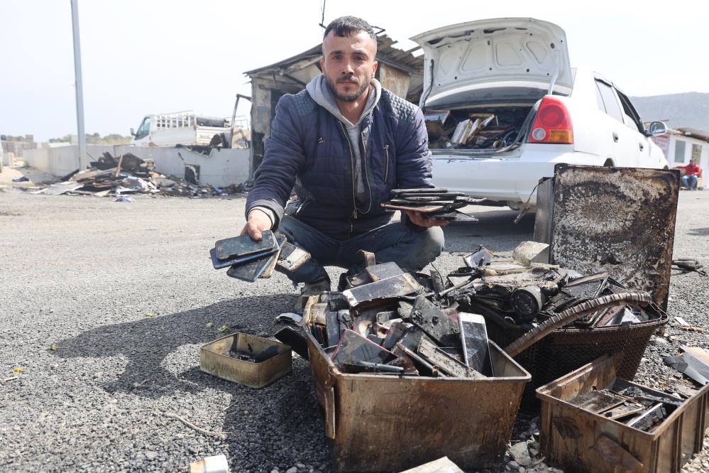 Hatay’ın Antakya ilçesinde, Haraparası Mahallesi’nde bir telefoncu dükkanında çıkan yangında,