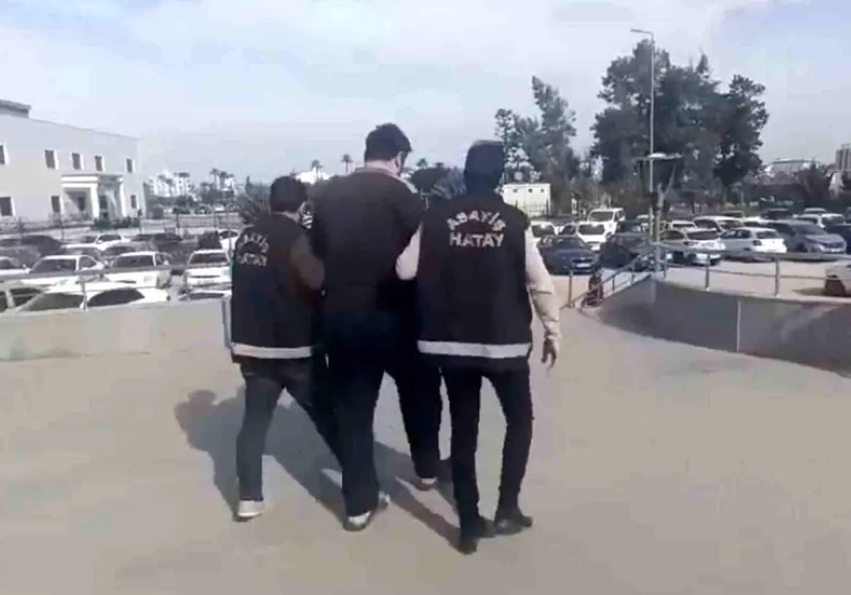 Hatay Emniyet Müdürlüğü ekipleri, aranan şahısların yakalanmasına yönelik operasyonlarını sürdürüyor.