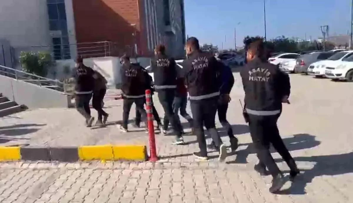 Hatay Emniyet Müdürlüğü ekipleri, çeşitli suçlardan aranan şahısların yakalanmasına yönelik