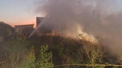   Hatay’ın Mağaracık Mahallesi’nde bir evin bahçesinde çıkan yangın, itfaiye
