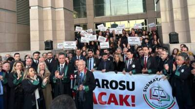 &nbsp; İstanbul Barosu Başkanı İbrahim Kaboğlu ve yönetim kurulu üyeleri