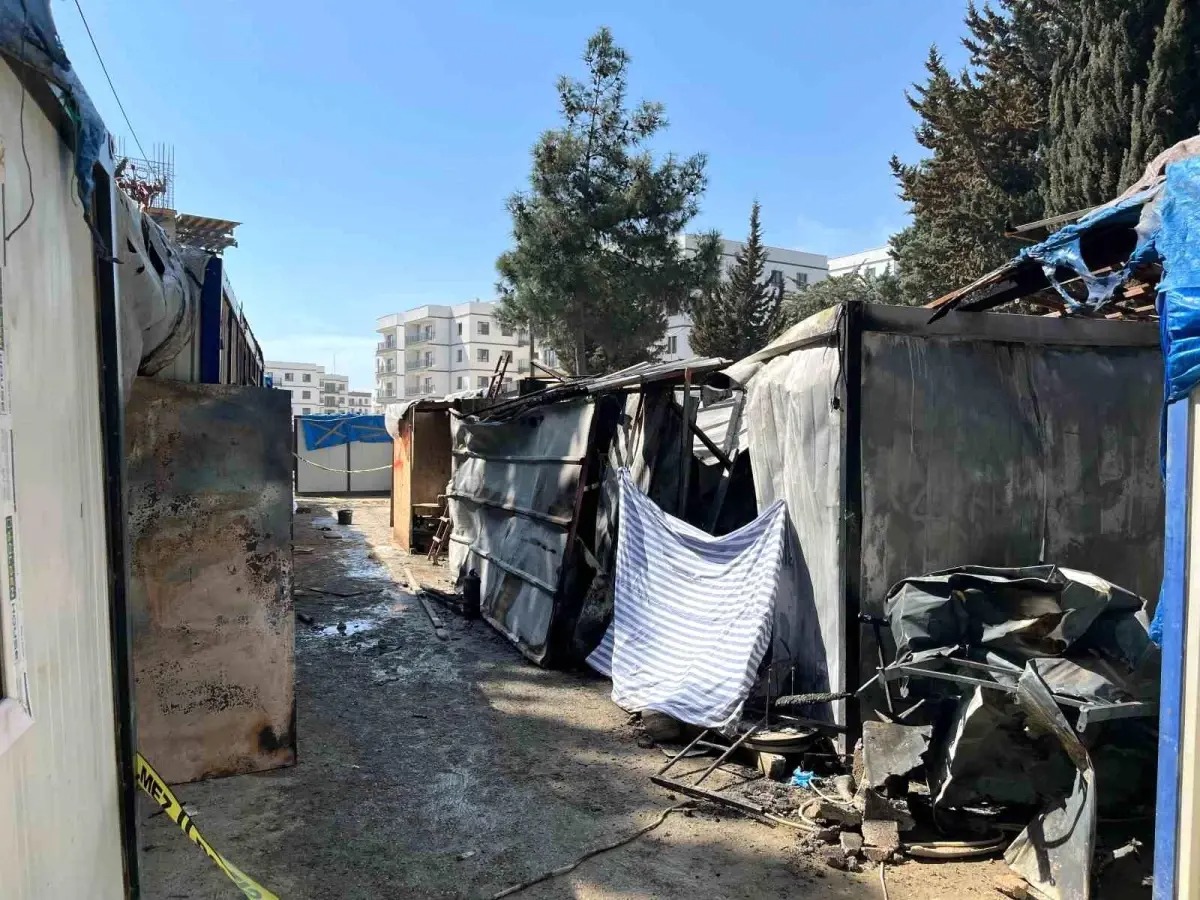 Hatay’ın Antakya ilçesinde inşaat işçilerinin barındığı konteynerde yangın çıktı. Alevlerin