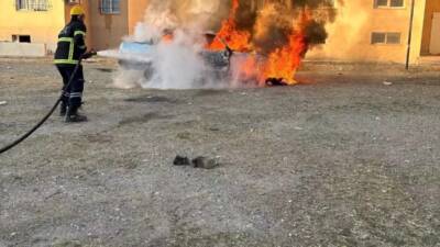 Hatay’ın Erzin ilçesinde seyir halindeyken alev alan Fiat Tofaş marka