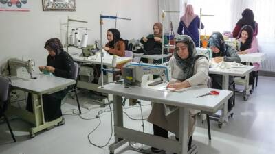 Diyarbakır’da meslek öğrenen kadınlar, Hatay’daki depremzedeler için Ramazan Bayramı’na özel