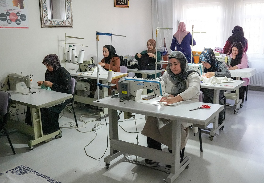 Diyarbakır’da meslek öğrenen kadınlar, Hatay’daki depremzedeler için Ramazan Bayramı’na özel