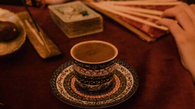 Türkiye'de ekonomik sıkıntılar derinleşirken, gündemi meşgul eden konular arasında fal