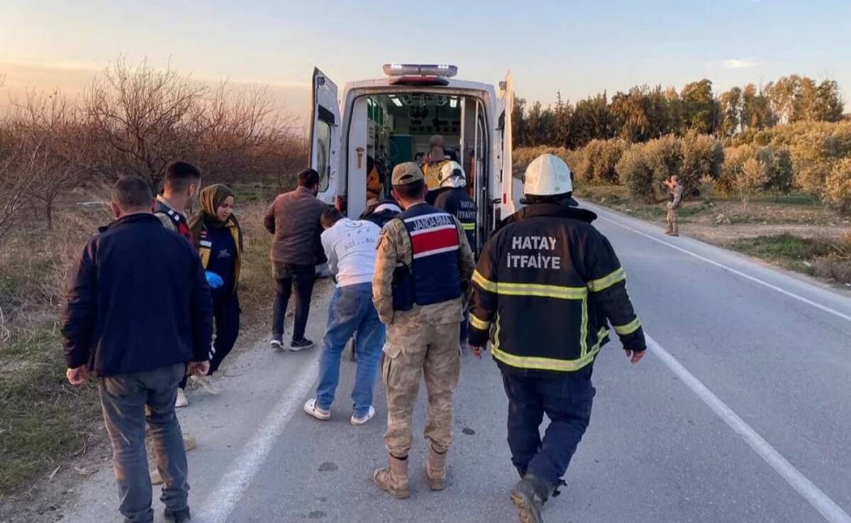 Hatay'ın Kırıkhan ilçesinde sabah saatlerinde gerçekleşen trafik kazasında, kontrolden çıkan