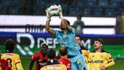 Uluslararası Futbol Birliği Kurulu (IFAB), kalecilerin topu elde tutma süresini