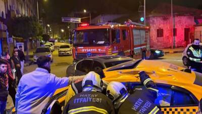 Hatay'ın İskenderun ilçesinde ticari taksi ile otomobilin çarpışması sonucu meydana