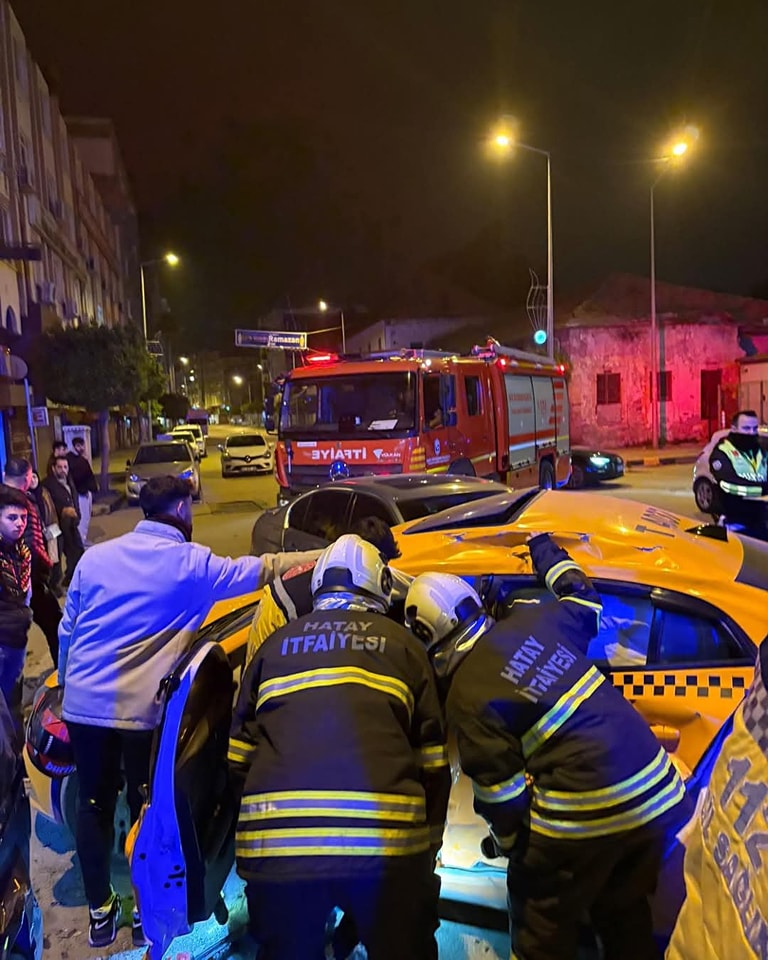 Hatay'ın İskenderun ilçesinde ticari taksi ile otomobilin çarpışması sonucu meydana
