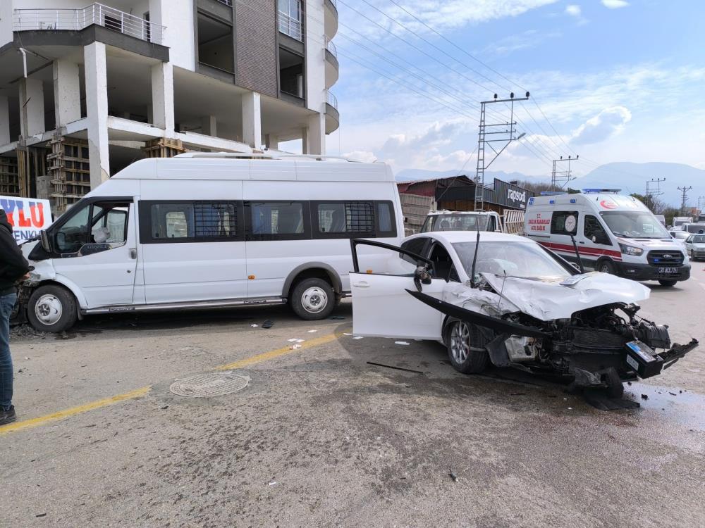 Hatay’ın Dörtyol ilçesinde öğrenci servisi ile iki otomobilin karıştığı trafik