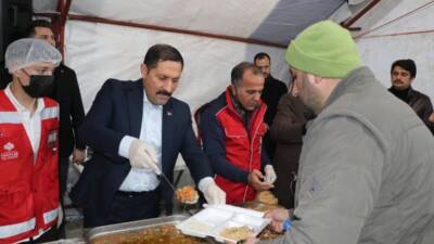 Hatay Vakıflar Bölge Müdürlüğü, depremzedelere iftar verme geleneğini sürdürerek, Antakya’daki