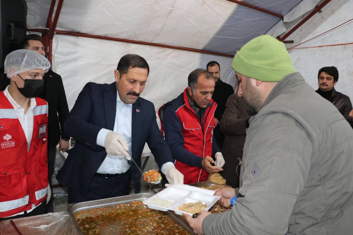 Hatay Vakıflar Bölge Müdürlüğü, depremzedelere iftar verme geleneğini sürdürerek, Antakya’daki