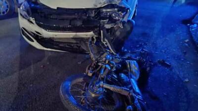 Hatay’ın Payas ilçesinde meydana gelen trafik kazasında, otomobille motosikletin çarpışması