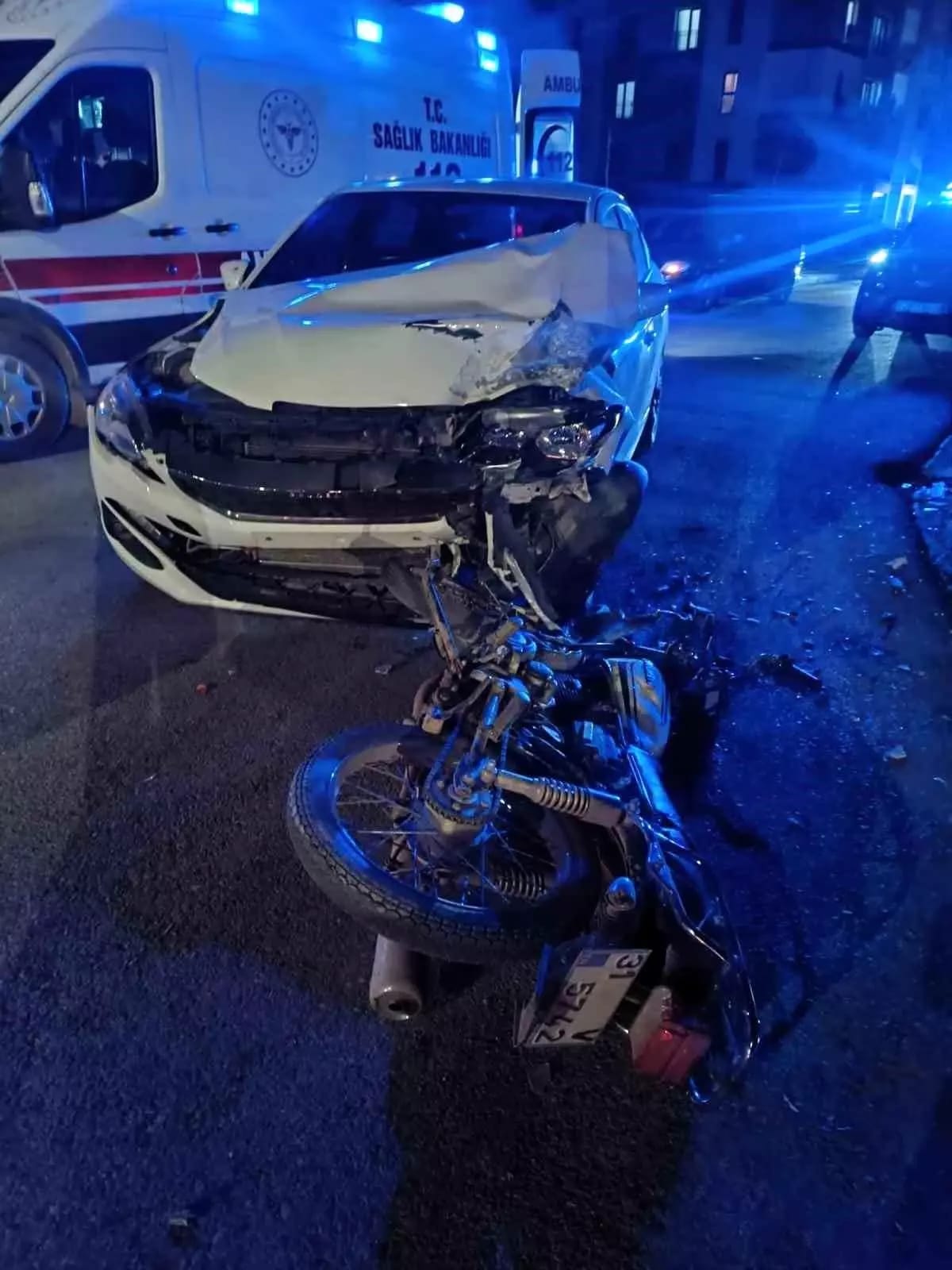 Hatay’ın Payas ilçesinde meydana gelen trafik kazasında, otomobille motosikletin çarpışması