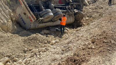 Hatay’ın Samandağ ilçesinde meydana gelen feci kazada, şarampole devrilen arazözün