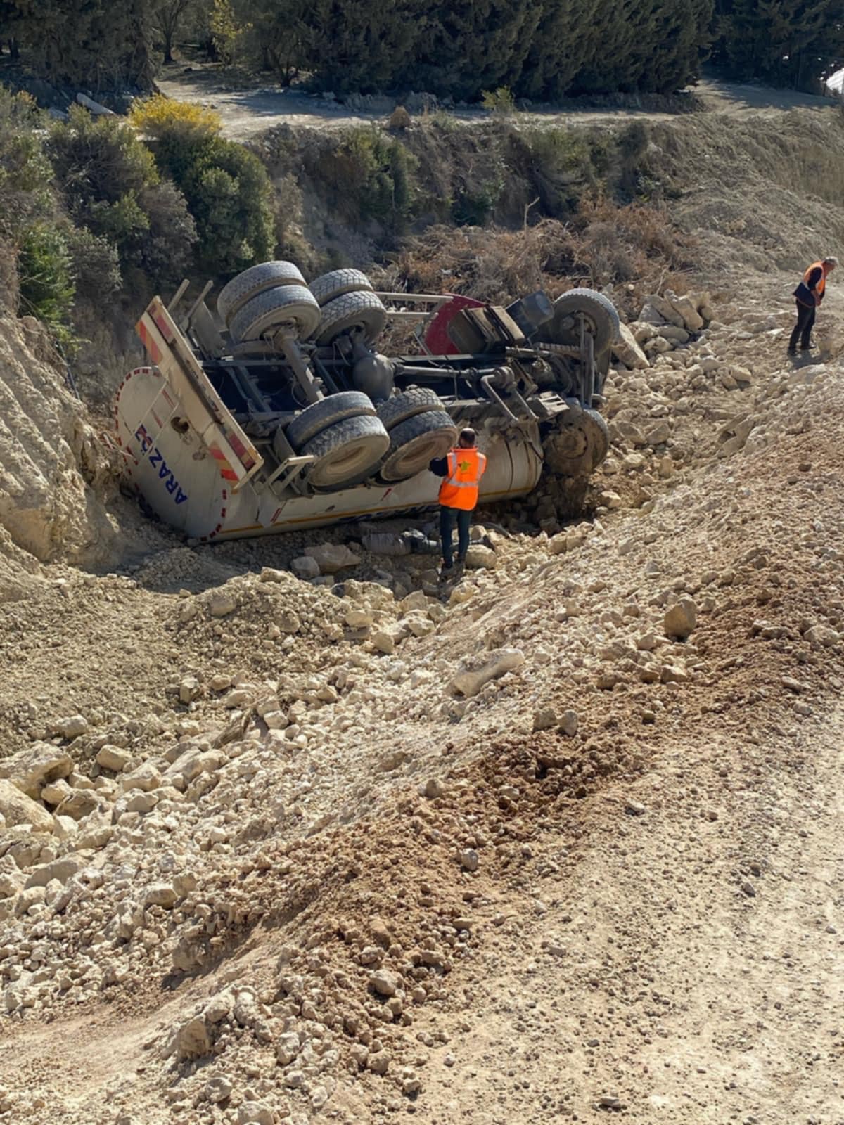 Hatay’ın Samandağ ilçesinde meydana gelen feci kazada, şarampole devrilen arazözün