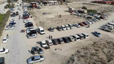 Hatay’da yaşayan ve ülkelerine dönmeyi planlayan Suriyeliler, araçlarını satabilmek için