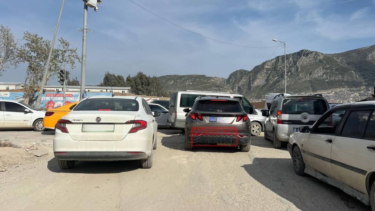 Hatay’ın yeniden inşa sürecinde trafik sorunu katlanarak büyüyor. Ana arterlerdeki