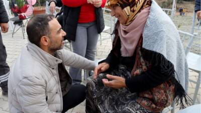 6 Şubat depremlerinde 11 yakınını kaybeden sanatçı Uğur Aslan, memleketi