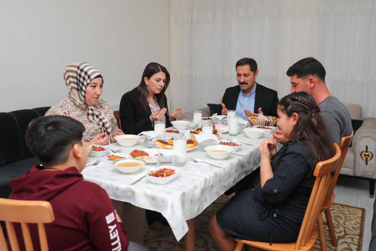 Hatay Valisi Mustafa Masatlı, eşi Esra Masatlı Hanımefendi ile birlikte