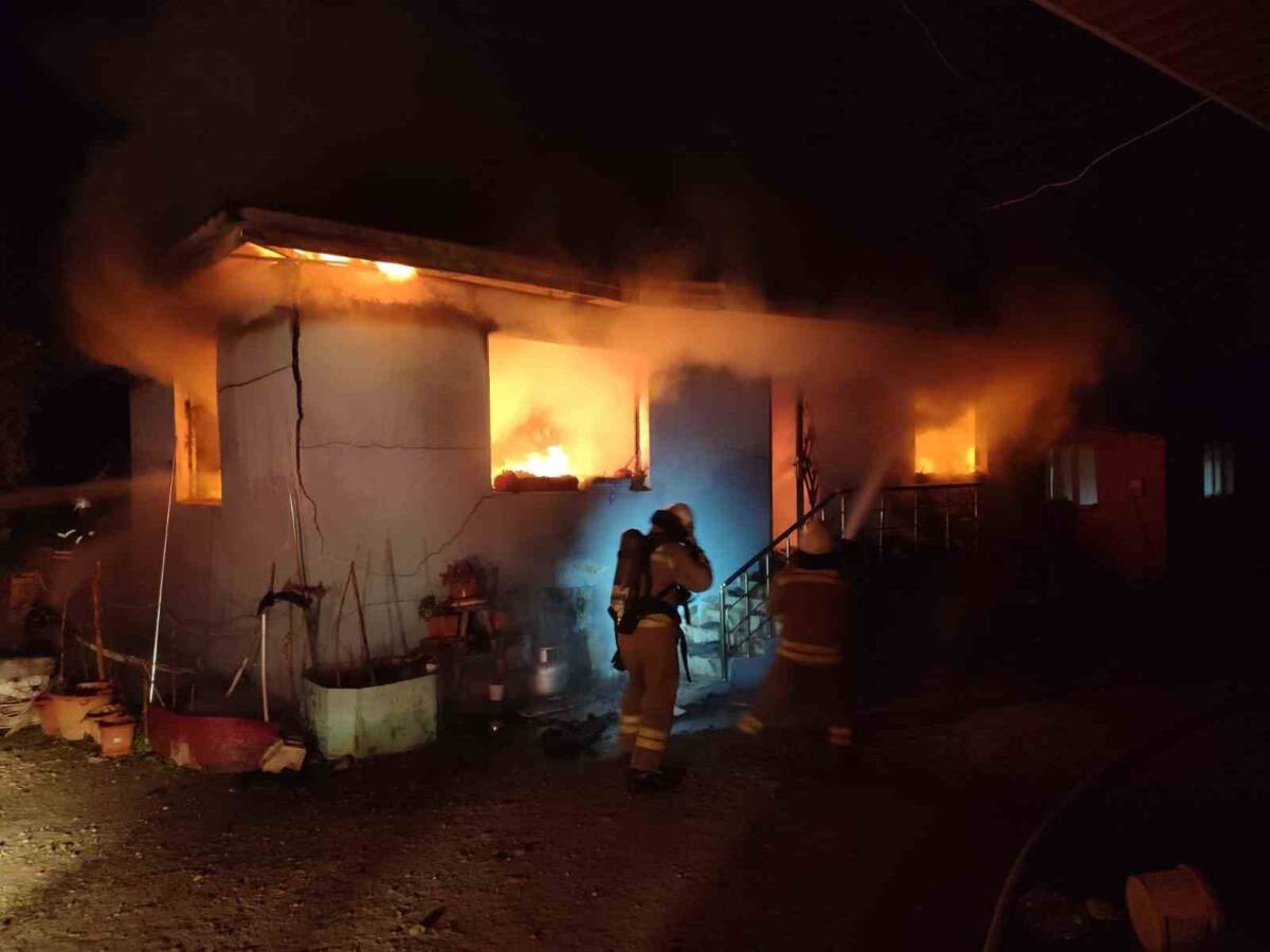 Hatay'ın Dörtyol ilçesinde meydana gelen yangında bir müstakil ev tamamen