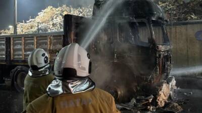 Hatay’ın İskenderun ilçesinde seyir halindeyken alevlere teslim olan hurda yüklü