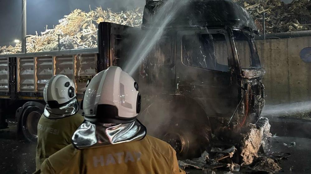 Hatay’ın İskenderun ilçesinde seyir halindeyken alevlere teslim olan hurda yüklü