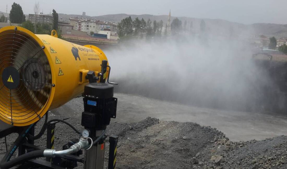 Hatay’da depremden etkilenen binaların yıkımı ve enkaz kaldırma işlemleri sırasında