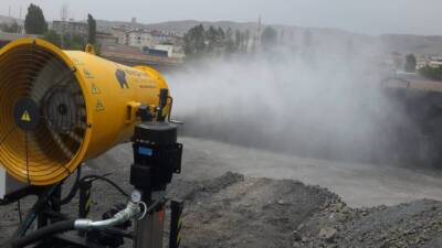 Hatay’da depremden etkilenen binaların yıkımı ve enkaz kaldırma işlemleri sırasında