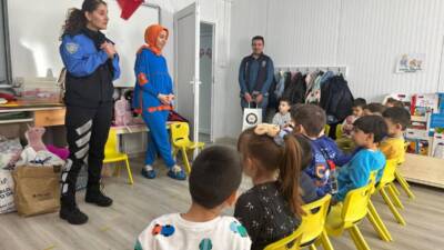 Hatay’ın Belen ilçesinde, polis ekipleri, İssume Anaokulu öğrencilerini ziyaret ederek