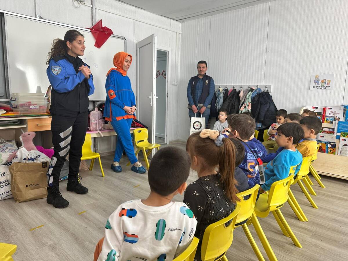 Hatay’ın Belen ilçesinde, polis ekipleri, İssume Anaokulu öğrencilerini ziyaret ederek