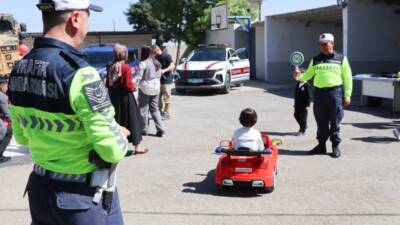 Hatay’ın Kumlu ilçesinde, Jandarma ekipleri tarafından anaokulu öğrencilerine yönelik trafik