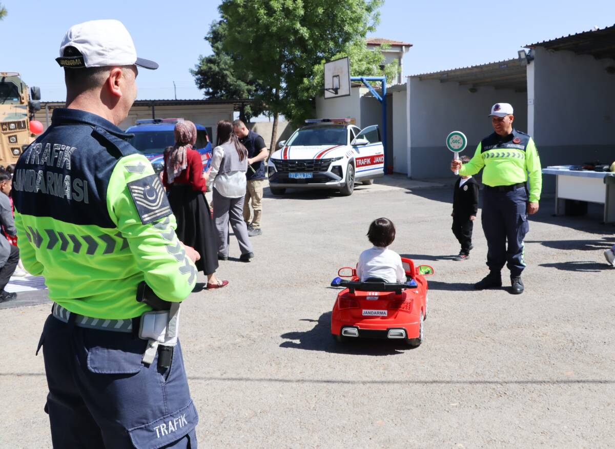 Hatay’ın Kumlu ilçesinde, Jandarma ekipleri tarafından anaokulu öğrencilerine yönelik trafik