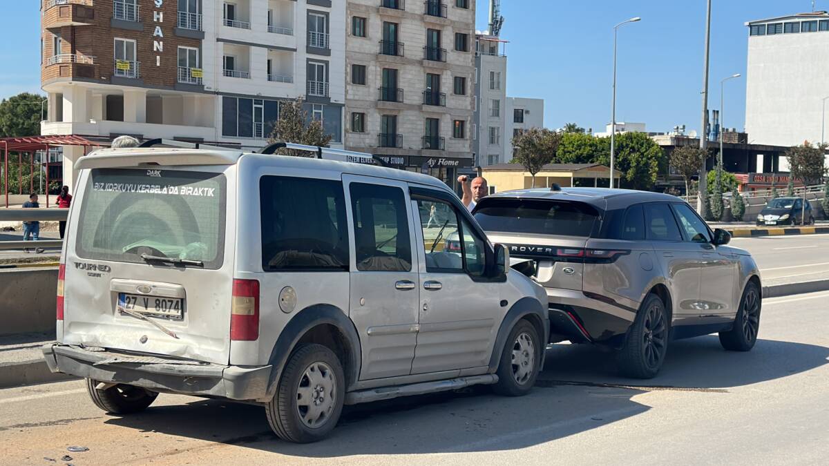 Hatay’ın İskenderun ilçesinde meydana gelen zincirleme trafik kazasında 2 kişi
