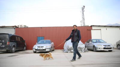 İskenderun’da oto kılıfı döşeme ustası Rasim Zorla, depremde kaybettiği ev