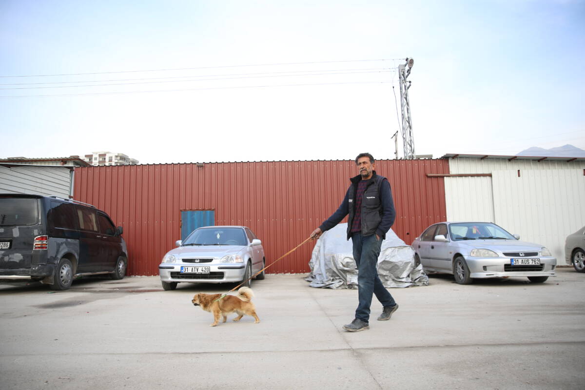 İskenderun’da oto kılıfı döşeme ustası Rasim Zorla, depremde kaybettiği ev