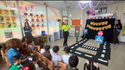 Hatay'ın Antakya ilçesinde trafik polisleri, anaokulu öğrencilerine yönelik özel bir