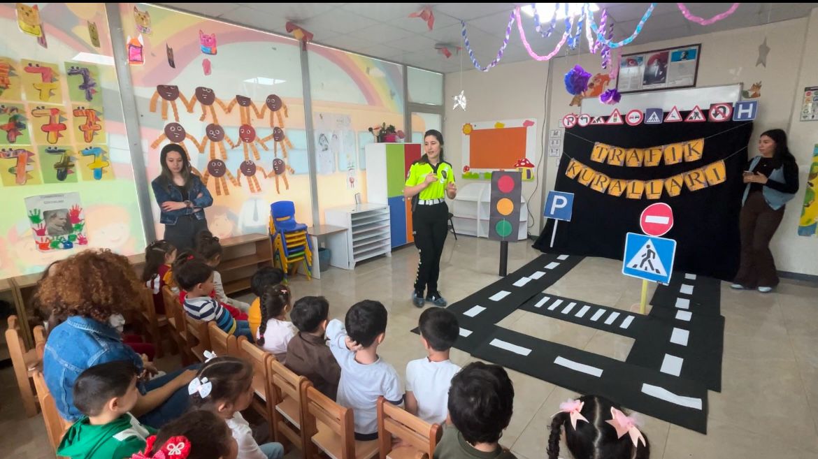 Hatay'ın Antakya ilçesinde trafik polisleri, anaokulu öğrencilerine yönelik özel bir