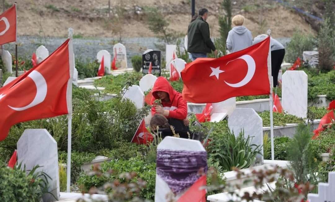 Hatay, Asrın felaketinin yaralarını sararken, bu bayramı da kayıplarının acısıyla