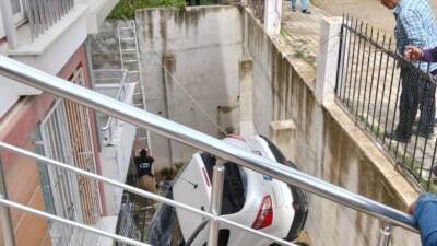 Defne ilçesine bağlı Harbiye Mahallesi’nde kontrolden çıkan bir otomobil, yolun