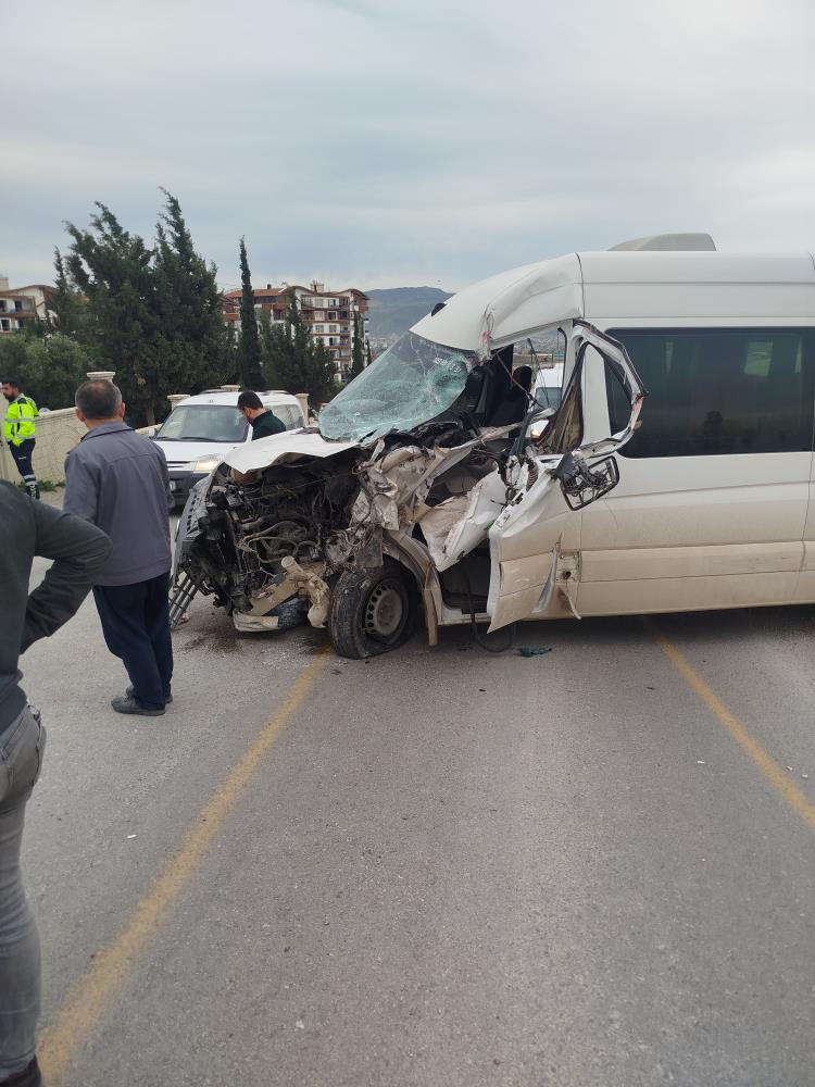 Antakya’da facianın eşiğinden dönüldü Hatay’ın Antakya ilçesinde öğrenci servisi ile