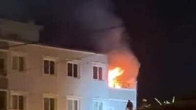 Hatay’ın Kırıkhan ilçesinde dört katlı bir apartmanın en üst katında